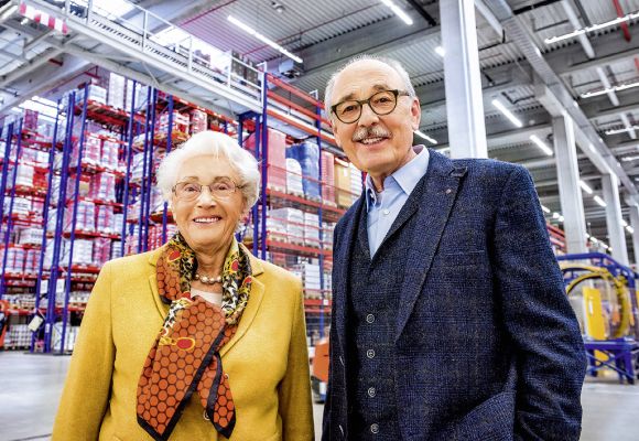 Hildegard Remmers und Gerd-Dieter Sieverding im Firmen-Hochregallager