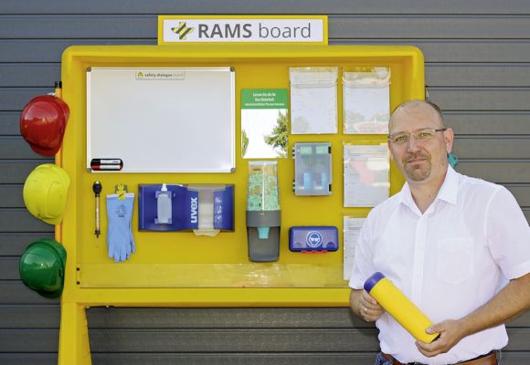 Ralf Stubbe vor einem RAMS board