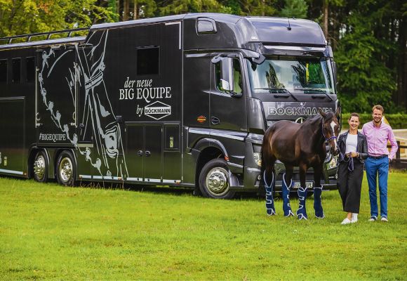 Stella und Justus Böckmann mit Pferd vor einem Böckmann-Transporter