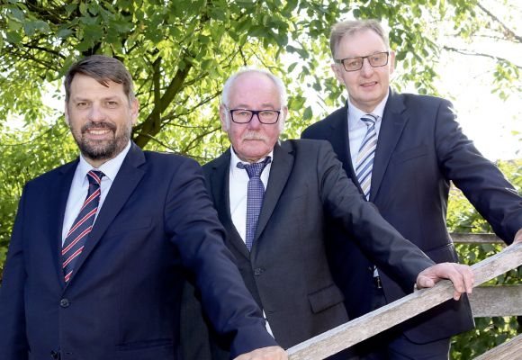 Aloys Freese, Matthias Warnking und Dominik Fahlbusch im Portrait auf einer Trepper im Grünen