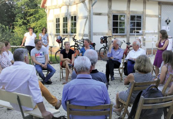 Mehrere Personen im Stuhlkreis für eine Diskussionsrunde