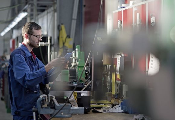 Mitarbeiter im Sondermaschinenbau bei der Arbeit