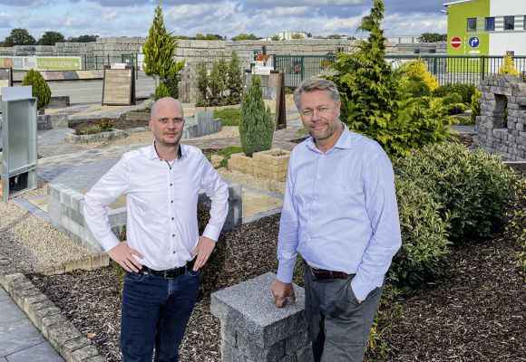 Inhaber Michael Gerwing und Geschäftsführer Jürgen Grewenkamp in der Outdoorausstellung am Standort Holdorf.