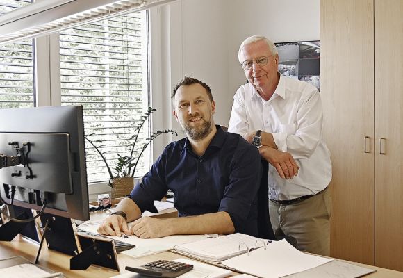 Geschäftsführer Christian Schmidt mit Firmengründer sen. Jürgen Schmidt im Büro.