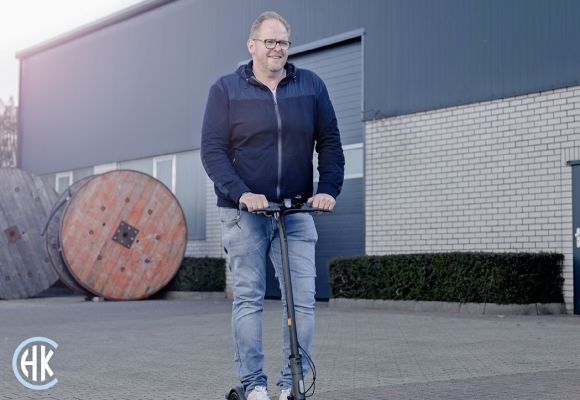 Geschäftsführer Lothar Koopmann auf einem E-Scooter auf dem Betriebsgelände.