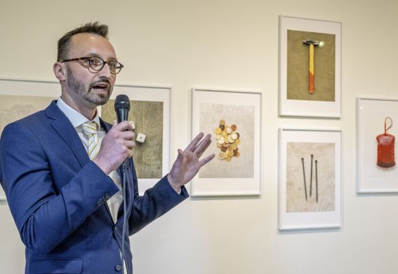 Dr. Alexander Linke spricht bei einem Festakt in ein Mikrophon.