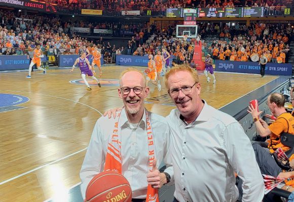 Geschäftsführung von BauXpert gr. Beilage bei einem Basketballspiel von RASTA Vechta.