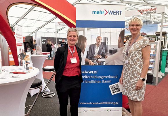 Zwei Bera­te­rinnen am mehrWERT-Stand auf der Jobmesse Oldenburger Münsterland.