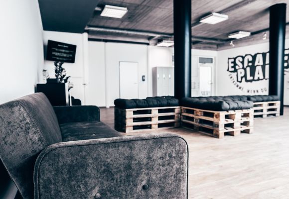 Ein Raum mit Sofas und Sitzbänken aus Europalleteten