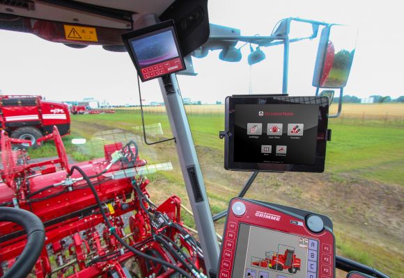 Grimme Landmaschine auf einem Feld