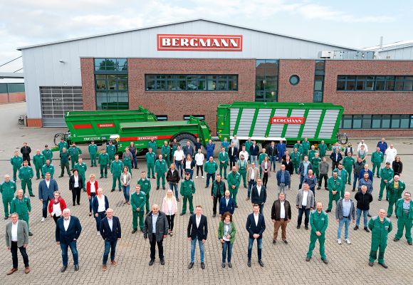 Team Bergmann auf dem Firmengelände in Goldenstedt