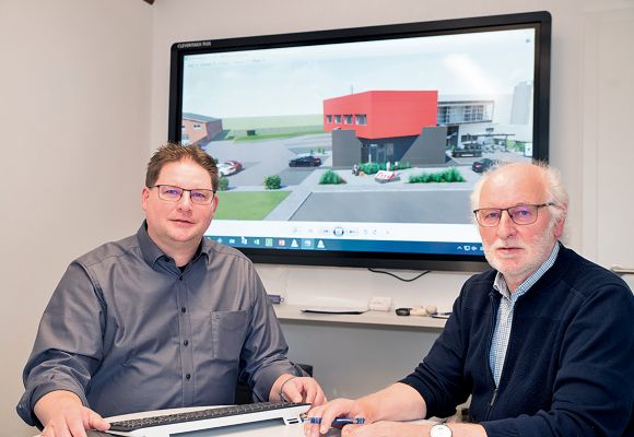 Andreas und Heinz Hagen vor einem virtuellen Gebäudemodell