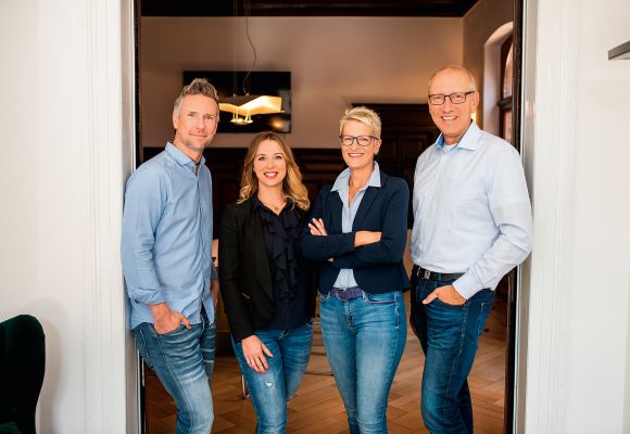 Carsten Evering, Natalie Reimchen, Dorothee Wehry und Stefan Lübbe stehen in einem Türrahmen