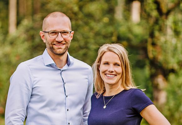 Ulrich Zerhusen und Marie-Luise Bertels im Portrait vor einer Grünfläche