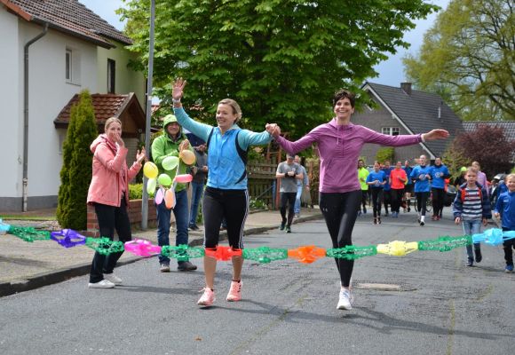 Ruth Tönnies und Karin Zumdohme laufen bei einem Charity-Lauf durch die Ziellinie