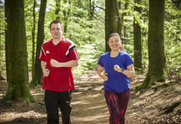 Zwei Personen laufen im Wald