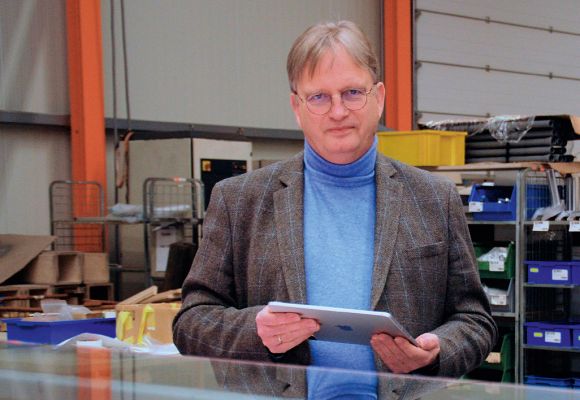 Geschäftsführer Stefan Rakers mit Tablet in der Hand.