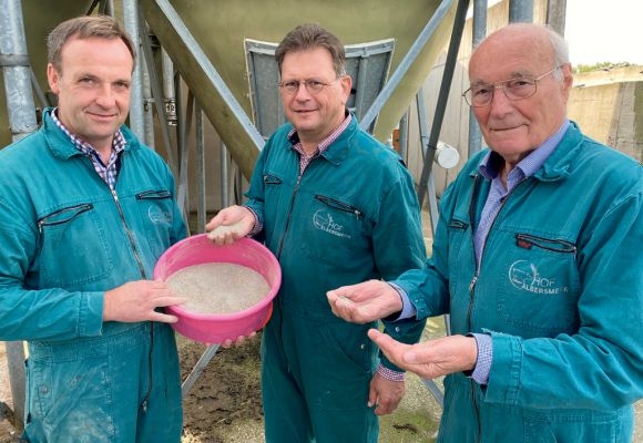 Landwirt Bernd Albersmeier begutachtet mit Vilomix eine Mineralfutterprobe