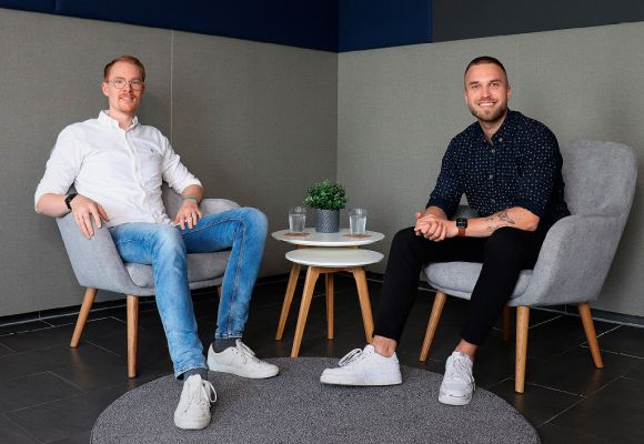 Dennis Lenkering und Torben Fangmann im Studio des "LMZ Industry Talk"