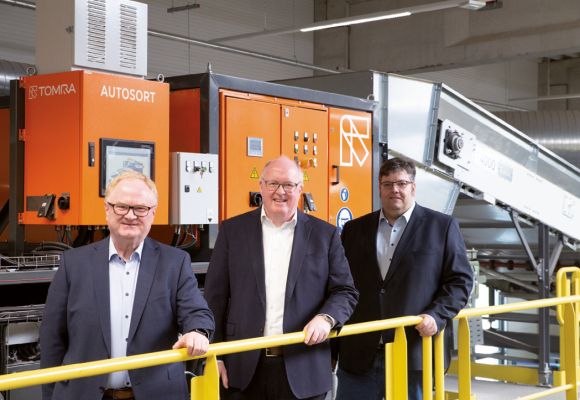 Jürgen Sterzenbach, Dr. Stephan Siemer und Ludger Ostendorf stehen vor Maschinen