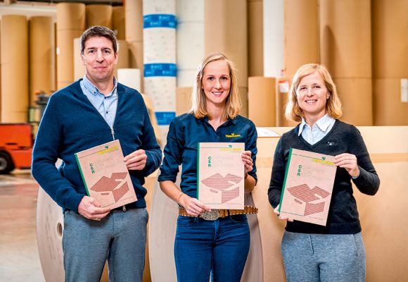 Stefan Wagner, Linda Stärk und Barbara Wagner mit dem Nachhaltigkeitsbericht der Firma Zerhusen Kartonagen.